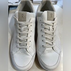 ON sneakers, the ROGER Advantage, lace ups, clean and classy, all white.